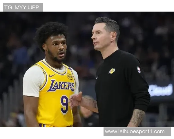 夸梅：布朗尼在主场比赛中表现得如同被车灯照射的迷茫鹿