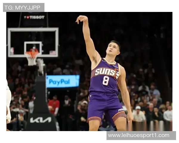 布克表现抢眼半场17分助力球队进攻火力全开次节独得11分展现个人能力 布克表现抢眼半场17分助力球队进攻火力全开次节独得11分展现个人能力