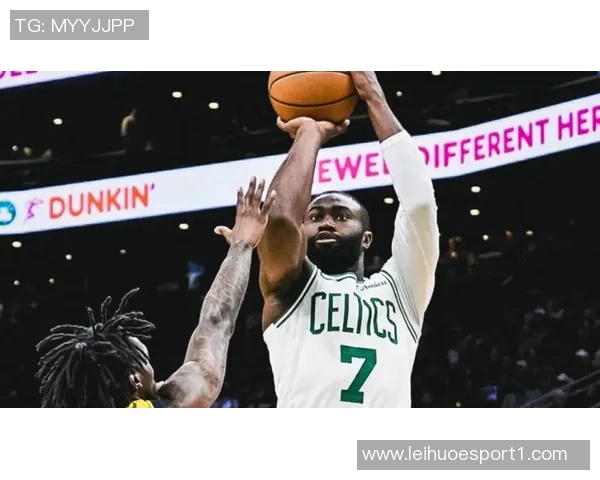 杰伦布朗半场状态低迷14投仅3中仅得7分6板3助失误2次表现不佳