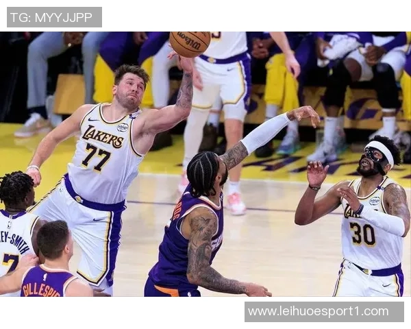 湖人对阵太阳的比赛戏剧性十足近期状态起伏不定表现令人关注